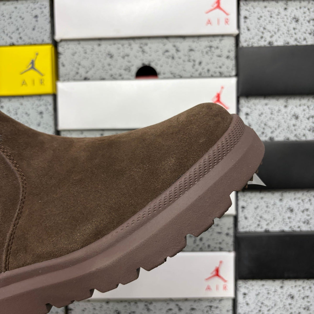 UGG Chelsea Boot – Suede Pull-On Ankle Boot with Elastic Gusset & Chunky Lug Platform Sole in Chocolate
